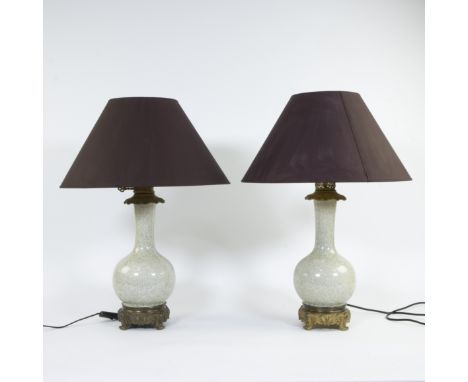 Pair of white crackled Chinese vases transformed into lampadaire, with bronze fittingsKoppel wit gecraqueleerde Chinese vazen