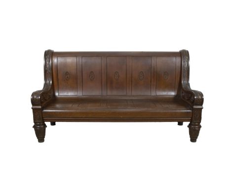 19th-century oak castle bench with medallion and beautifully carved side panels19e eeuwse eiken kasteelbank met medaillon en 