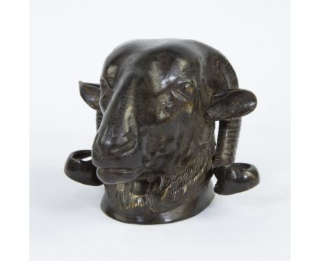 Patinated bronze ram's head with long curled horns, first half of the 20th centuryGepatineerde bronzen ramskop met lange gekr