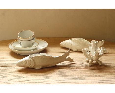 Late 18th C. Spode trio of tea bowl coffee cup and matching plate, decorated with floral sprigs painted in grey, a Chamberlai