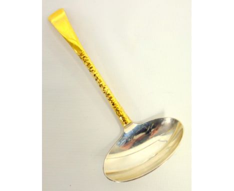 Silver sauce ladle with a gilt bark effect handle, by Stuart Devlin, London 1976, L. 16 cm, 70.5 grams. 