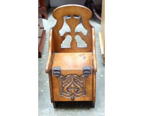 Art Nouveau oak children's chair purdonium, with carved back and brass fittings, H. 85.5 cm, W. 38.5 cm, D. 37 cm. 
