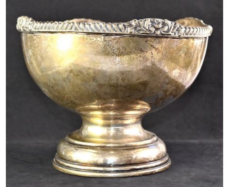 Silver bowl on circular base, gadrooned rim with scroll decoration, by Thomas Wilkinson &amp; Sons, Birmingham 1926, 540 gram