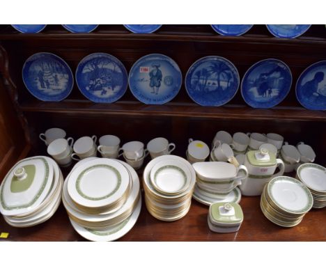 A Royal Doulton 'Rondelay' pattern part tea and dinner service.  Condition Report: Overall condition good with very minor rub