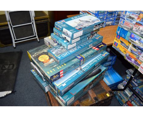 Fourteen various Revell 1:200-1:700 model kits, comprising: various warships and submarines.