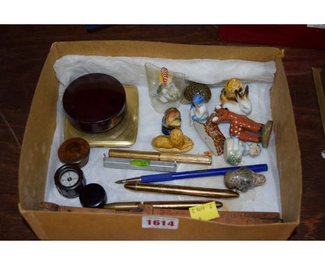 A mixed lot, to include: a folding boxwood rule; Wade whimsies; Rubenstein pens; a Bakelite compass, etc. 