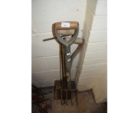 MIXED GARDEN TOOLS AND PAIR OF CONCRETE TORTOISES