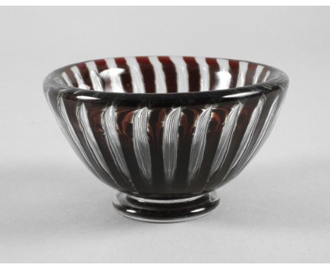 Fußschale OrreforsSchweden, 1960er Jahre, Entwurf Edvin Öhrström 1906-1994, am Stand signiert, Modellnummer 1717E, Korpus aus