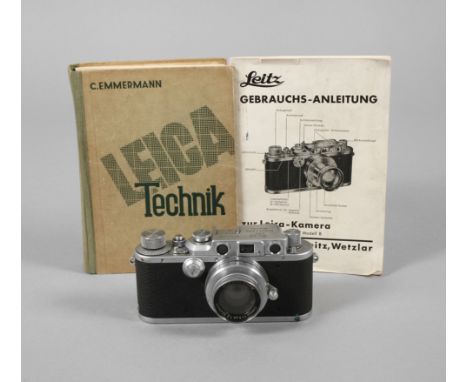Fotoapparat LeicaMitte 20. Jh., mehrfach gemarkt Leica Ernst Leitz Wetzlar, Seriennummer 339820, lederummanteltes Metallgehäu