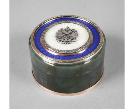 Feine Dose in der Art von Fabergé2. Hälfte 20. Jh., Boden aus Roségold gestempelt 56 sowie Meistermarke H.W. (Hendrick Wigstr