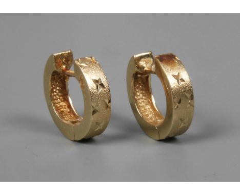 Paar Creolenneuzeitlich, Gelbgold gestempelt 16 k = 666/1000, mattierte Oberfläche mit Sterndekor, D außen ca. 14 mm, leichte