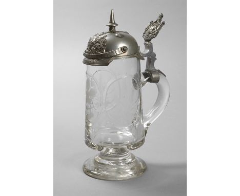 Bierkrug Bayernum 1900, Glaskrug mit Zinndeckel in Form einer Pickelhaube mit Wappen des Königreichs Bayern, Schuppenkette be