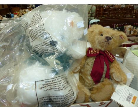 A Steiff year bear 2005 in original box; a Steiff "Weiss Sitz" 2008 bear (unboxed)