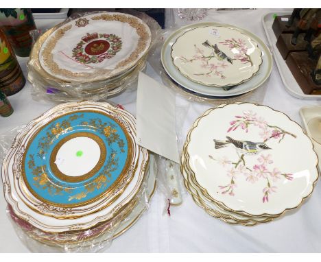 A set of 8 Royal Worcester originally boxed collectors plates "The Birds of Dorothy Doughty"; 11 other boxed and loose collec