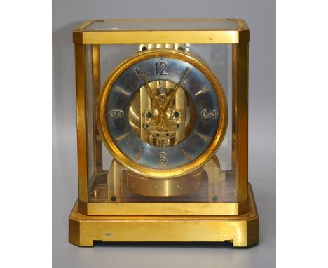 A Jaeger Le Coultre "Atmos"(no 59976) mantle clock with visible mechanism, silvered chapter ring and torsion pedulum. With gl