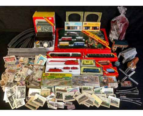 Model Railway - OO Gauge including Hornby Railways electric train set, boxed; other models including Wrenn etc (quantity) 