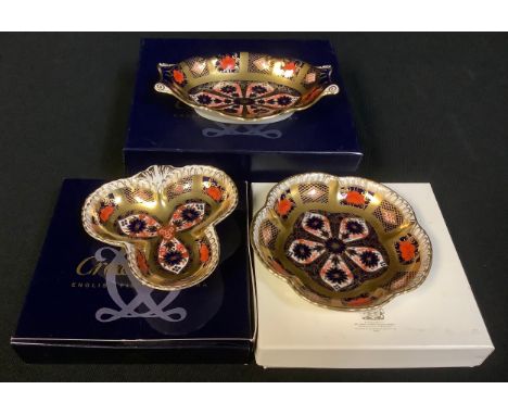 A Royal Crown Derby Imari 1128 pattern shaped oval trinket ray, solid gold band, 14cm, printed mark, first quality, boxed; an