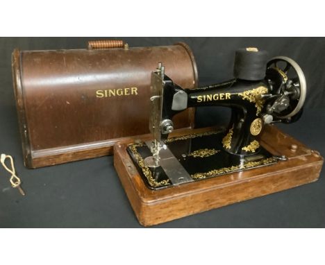 A Singer manual sewing machine, serial number F5255564, cased with key 