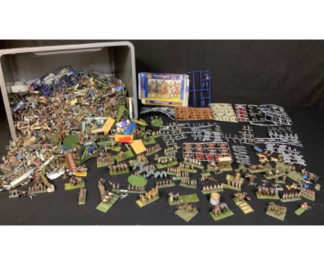 A large collection of lead and plastic miniature scale model soldiers, various examples (large quantity) 