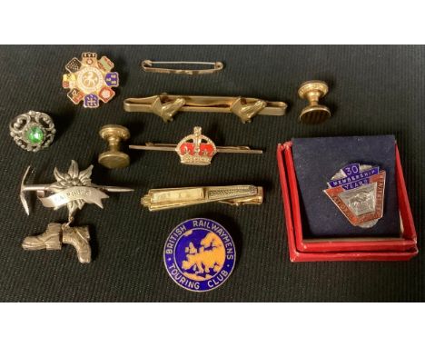 A 9ct gold bar brooch, steel pin, 1g; a pair of cuff links; tie clips; an enamel National Union of railwaymen 30 membership Y