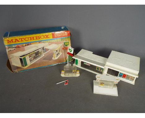 Matchbox - 1960s Matchbox #MG-1 service station set comprising of service station building, 2 sets of petrol pumps, one canop