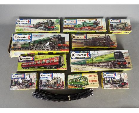 Kitmaster - A quantity of OO gauge plastic model railway kits by Kitmaster, plus a small quantity of Hornby OO gauge track. T