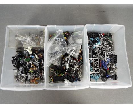 Warhammer, Games Workshop - A large army of painted and unpainted plastic and metal Warhammer / Games Workshop figures and ac