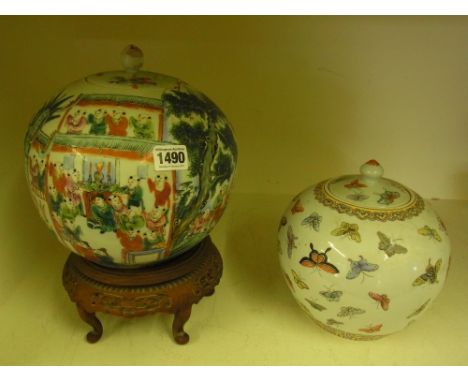 Two 19th century lidded ginger jars with a hardwood stand - Height 22 and 20 cm - Stand
height 10 cm 
Condition report: Flaki