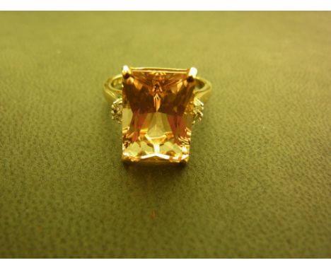 A 9ct gold morganite and diamond dress ring - Hallmarked Birmingham - Ring size O - Weight approx 4.1gms
Condition Report: Go