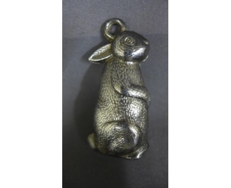 A silver Rabbit rattle - Height 6 cm - Weight approx. 0.6 troy oz
Condition report: Overall reasonable condition, missing rin