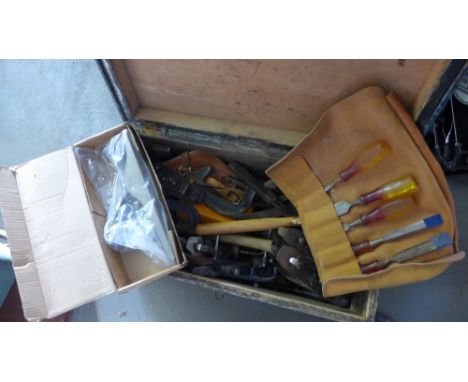 A vintage painted pine tool chest containing a quantity of Carpentry tools including a new Record no. 5 1/2 Jack plane
Condit