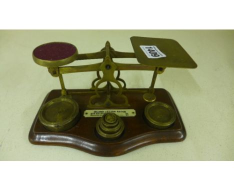 A set of Victorian brass and beechwood Postal scales and weights - 20 cm x 12 cm base  
Condition report: Wear consistent wit
