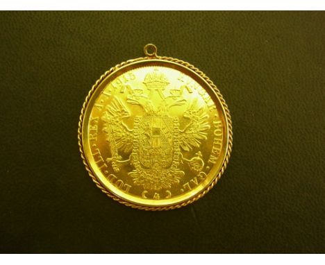 A 1915 Austrian Ducat coin - mounted in a rope twist pendant mount - Weight approx 16.4gms
Condition Report: Good - With ligh