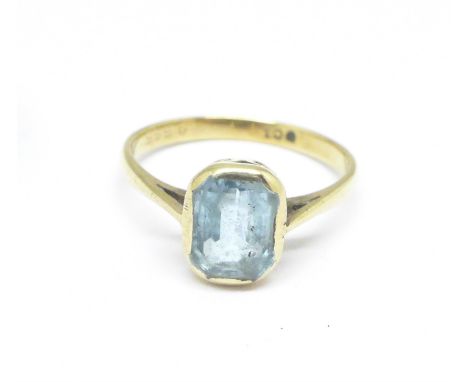 A 9ct gold ring set with a blue stone, 2g, M