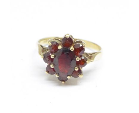 A yellow metal garnet cluster ring, 2.3g, M, mark worn