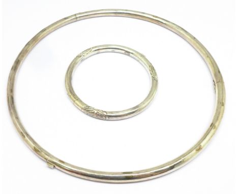 A silver collar with matching bangle, 42g