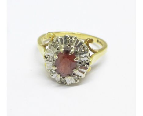 An 18ct gold cluster ring, 5.4g, M