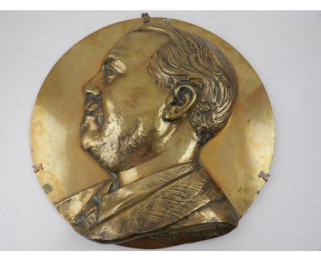 A copper plaque relief decorated with profile portrait of a gentleman. 