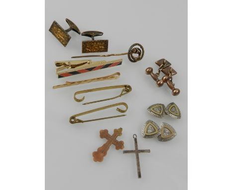 A quantity of gents jewellery items, to include a 9 carat gold tie clip, a pair of 9 carat yellow gold cufflinks, and various