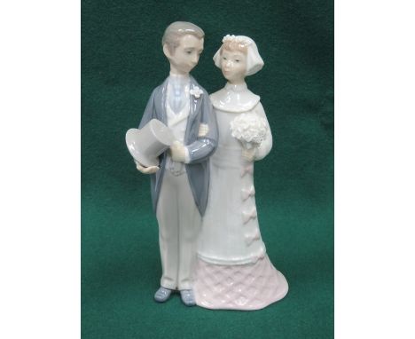 LLADRO GLAZED CERAMIC FIGURE GROUP DEPICTING A BRIDE & GROOM, APPROXIMATELY 20CM HIGH
