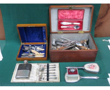 WOODEN BOX CONTAINING PLATED FLATWARE, SILVER BANDED CARVING SET, PLATED HIP FLASK, TEA INFUSER, ETC. 