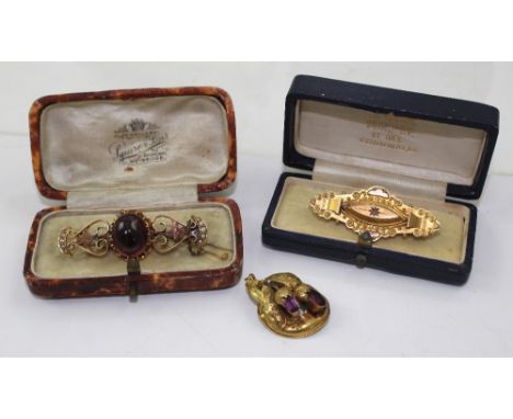 A Victorian cabochon garnet and seed pearl brooch, a chip diamond example and a gold and amethyst pendant (3).
