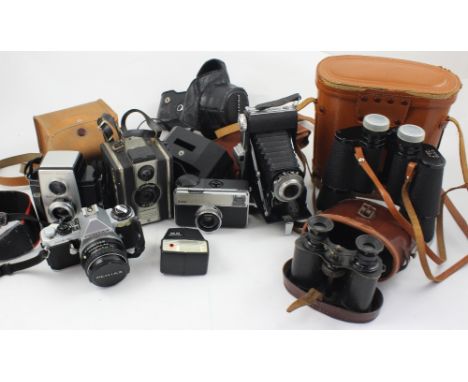 A small group of cameras to include a Pentax Super, a Kodak Instamatic 233, a Kodak Brownie Reflex 20, a Coronet D-20 synchro