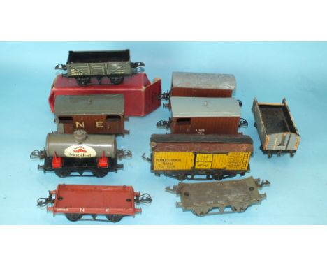 Hornby, O gauge, wagons: including Pennsylvania 82043 wagon and Mobil Oil Gargoyle tanker and a quantity of track and accesso