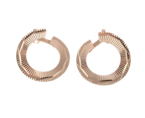  A pair of gold coloured earrings,   the spiralling hoops with reeded detail, with post fittings, 2.2cm diameter, 6.5g 
