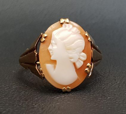 SHELL CAMEO RINGdepicting a female bust in profile, on nine carat gold shank, ring size S 