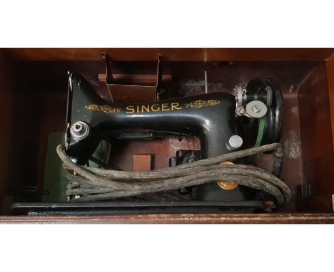 VINTAGE SINGER SEWING MACHINEnumbered EF125270, with instruction booklets and in box 