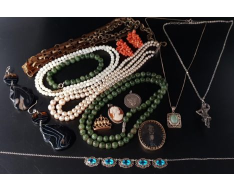 SELECTION OF VINTAGE JEWELLERYincluding a pair of agate drop earrings, jade coloured hardstone bead necklace and bracelet, a 