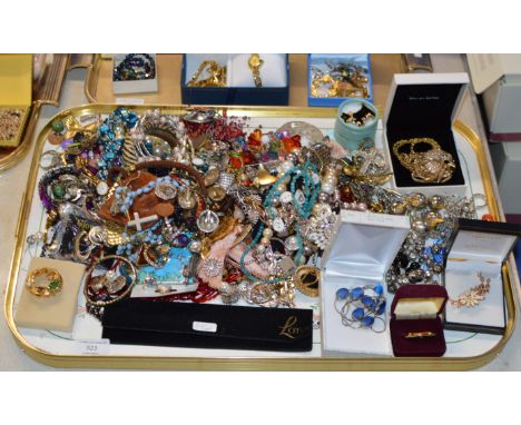 TRAY WITH LARGE QUANTITY VARIOUS COSTUME JEWELLERY     