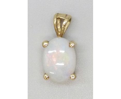 A 9k gold and opal pendant, 0.6g, 1.2cm